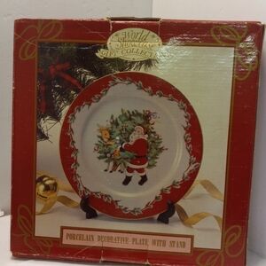 WORLS Showcase Christmas Porcelian Decorative Plate w/Stand Gifts Collections